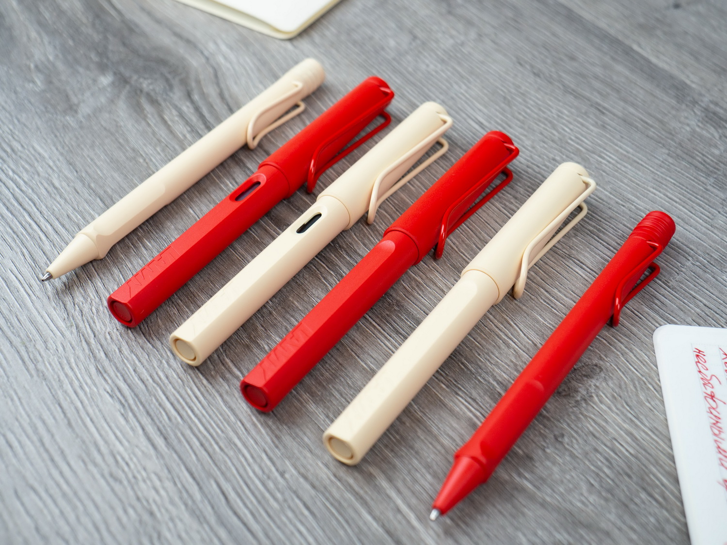 Предоставленные для обзора инструменты: перьевые ручки, ручки-роллеры и классические шариковые ручки LAMY Safari Strawberry & Cream